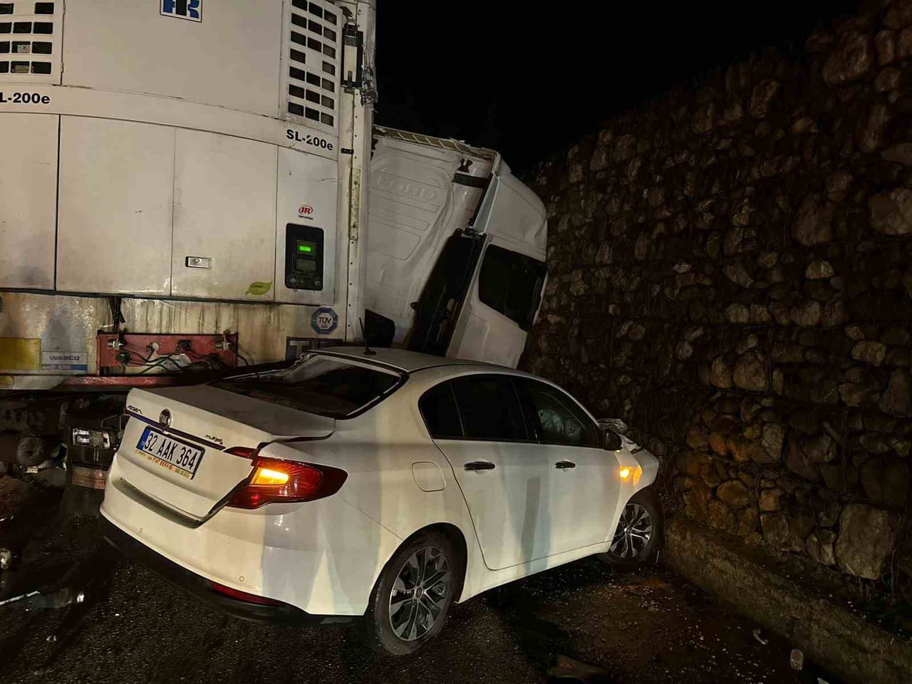 BURDUR'DA 2 OTOMOBİL VE TIRIN ÇARPIŞMASI SONUCU MEYDANA GELEN TRAFİK KAZASINDA 1 KİŞİ HAYATINI...
