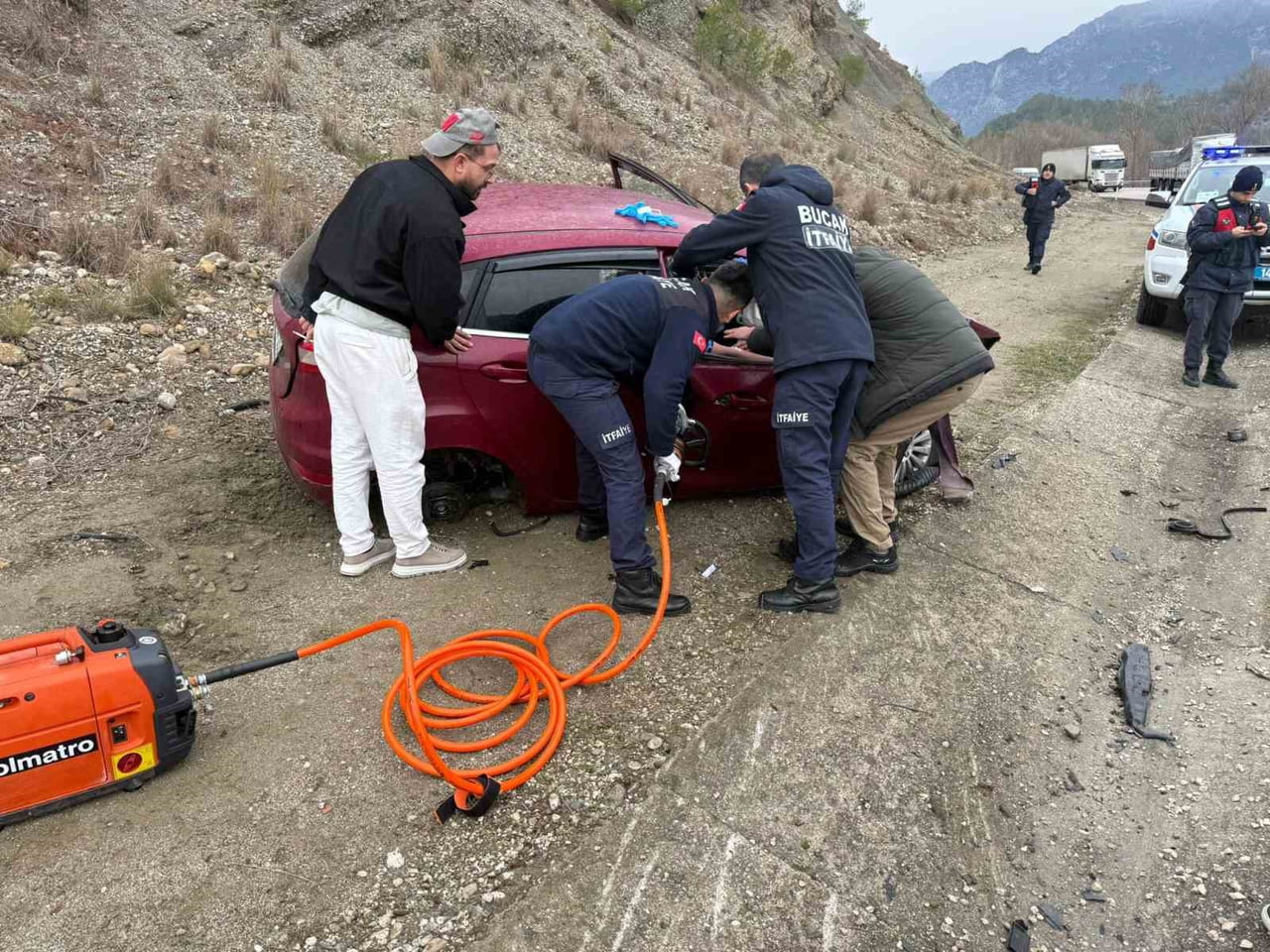BURDUR'DA 3 OTOMOBİLİN ÇARPIŞMASI SONUCU MEYDANA GELENE TRAFİK KAZASINDA 4 KİŞİ YARALANDI.