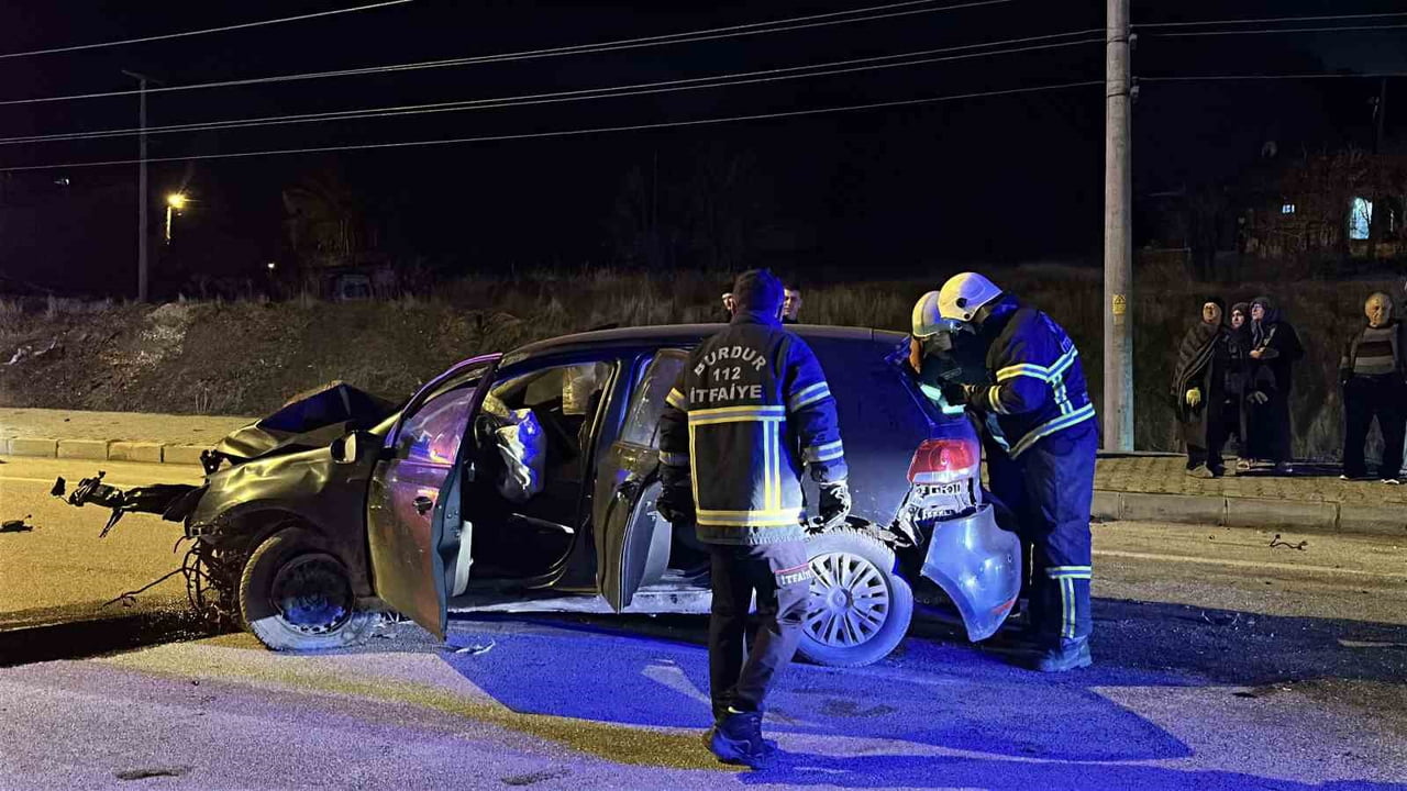BURDUR'DA GECE SAATLERİNDE ALKOLLÜ SÜRÜCÜ OTOMOBİLİYLE SEYİR HALİNDEYKEN İLK OLARAK SOLLAMAYA...