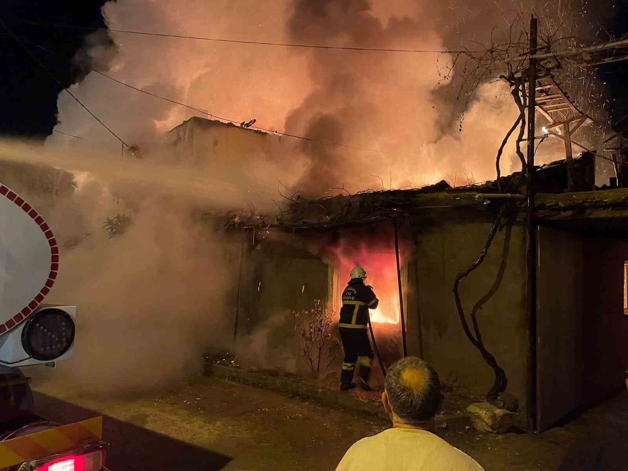 BURDUR'DA GECE SAATLERİNDE BİR EVDE BAŞLAYAN YANGIN YANINDAKİ EVE VE AHIRA SIÇRADI. İTFAİYE...