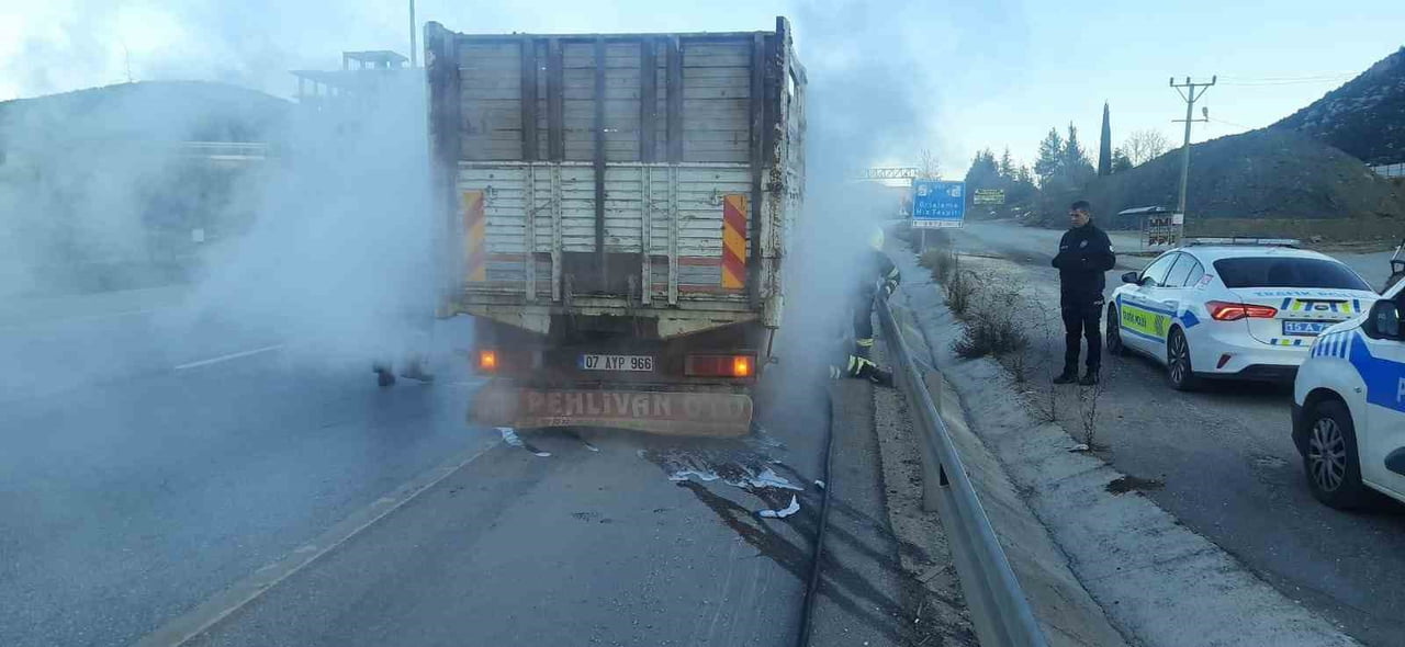 BURDUR'UN BUCAK İLÇESİNDE SEYİR HALİNDEYKEN KAMYONETİN LASTİĞİNDE ÇIKAN YANGIN İTFAİYE EKİPLERİ...