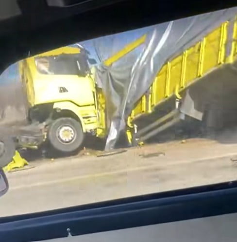 BURDUR'UN ÇAVDIR İLÇESİNDE LİMON YÜKLÜ TIRIN ŞARAMPOLE DEVRİLMESİ SONUCU MEYDANA GELEN TRAFİK...