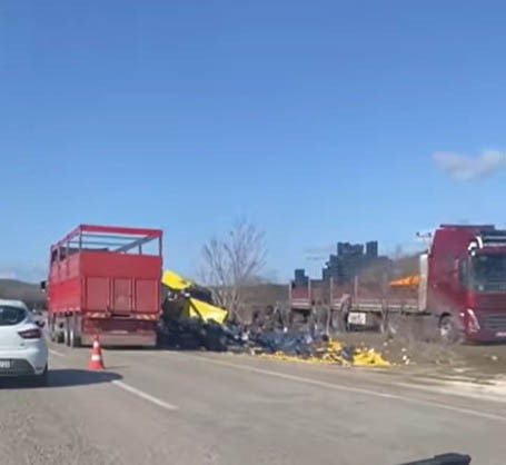 BURDUR'UN ÇAVDIR İLÇESİNDE LİMON YÜKLÜ TIRIN ŞARAMPOLE DEVRİLMESİ SONUCU MEYDANA GELEN TRAFİK...