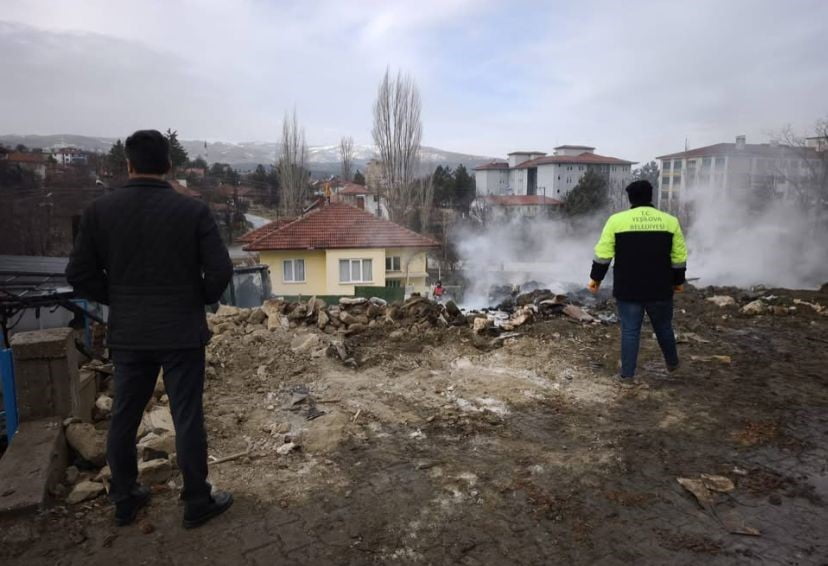 BURDUR'UN YEŞİLOVA İLÇESİNDE EVDE ÇIKAN YANGIN İTFAİYE EKİPLERİNİN UZUN UĞRAŞLARI SONUCU...
