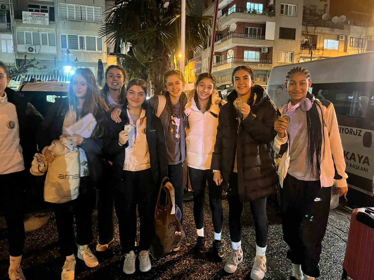 BURDUR’DA OYNADIKLARI MAÇIN ARDINDAN İZMİR’E DÖNÜŞ YOLUNA ÇIKAN GELİŞİM KOLEJİ VOLEYBOL TAKIMI...