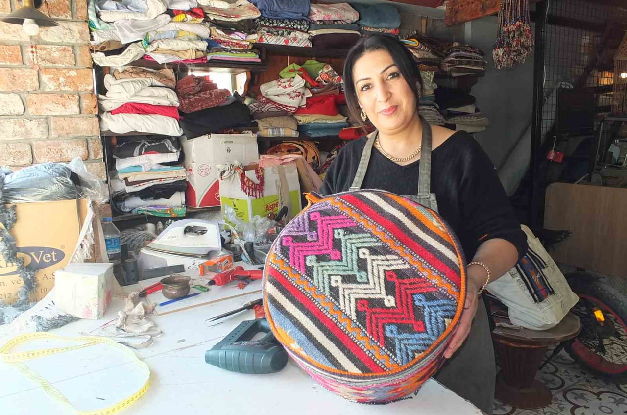 BURHANİYE İLÇESİNDE, AŞÇI HANDAN HASGÜL, ÇÖPE ATILAN ESKİ HALI VE KİLİMLERİ EKONOMİYE...