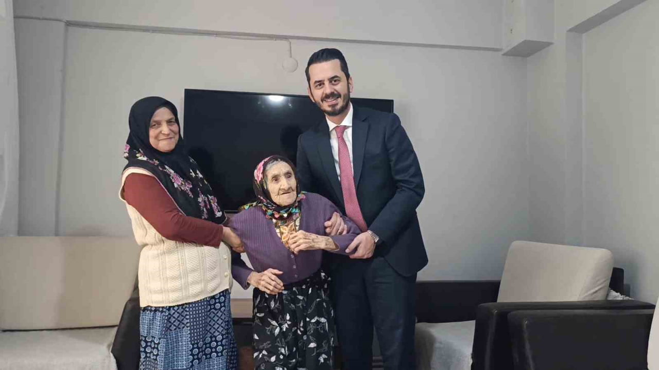 BURSA'DA 121 YAŞINDAKİ SAADET AL'I ZİYARET EDEN AK PARTİ OSMANGAZİ İLÇE BAŞKANI ADNAN KURTULUŞ VE...