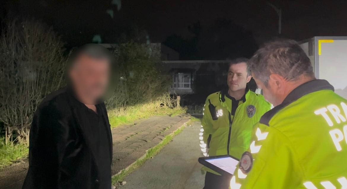 BURSA'DA ALKOL UYGULAMASI YAPAN TRAFİK EKİPLERİNİ GÖREN KAMYONET SÜRÜCÜSÜ, OTOPARKA GİREREK...