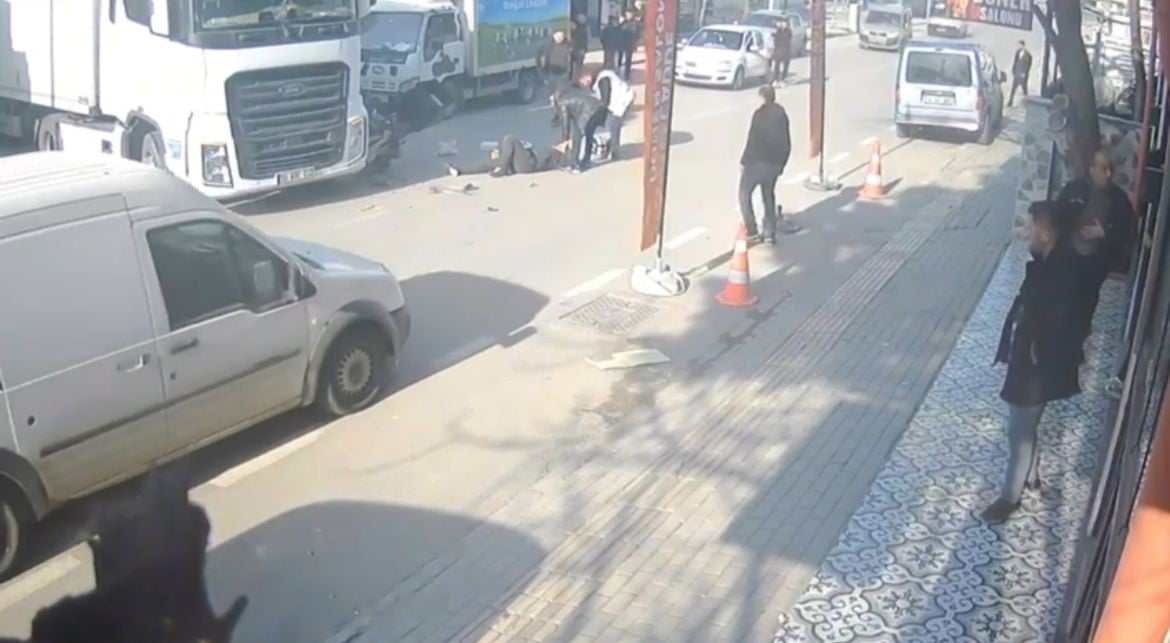 BURSA'DA ANAYOLDA SEYİR HALİNDEKİ MOTOKURYE, ARA YOLDAN ÇIKAN TIRA ÇARPIP SAVRULDU. KAZA ANI...