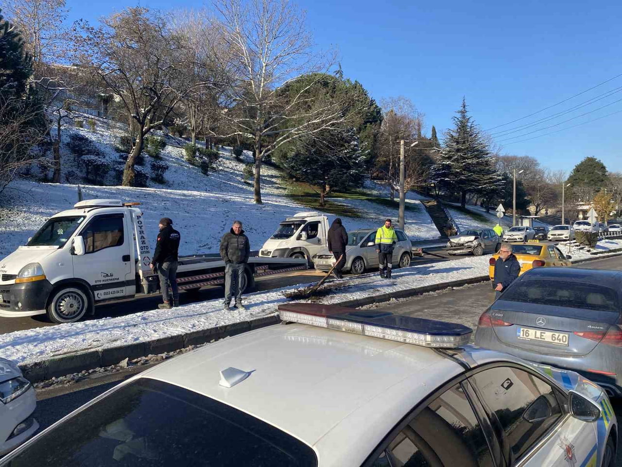 BURSA'DA BUZLANMA NEDENİYLE KONTROLDEN ÇIKAN OTOMOBİL ÖNÜNDEKİ ARACA ÇARPIP, ÇARPTIĞI ARACI KARŞI...
