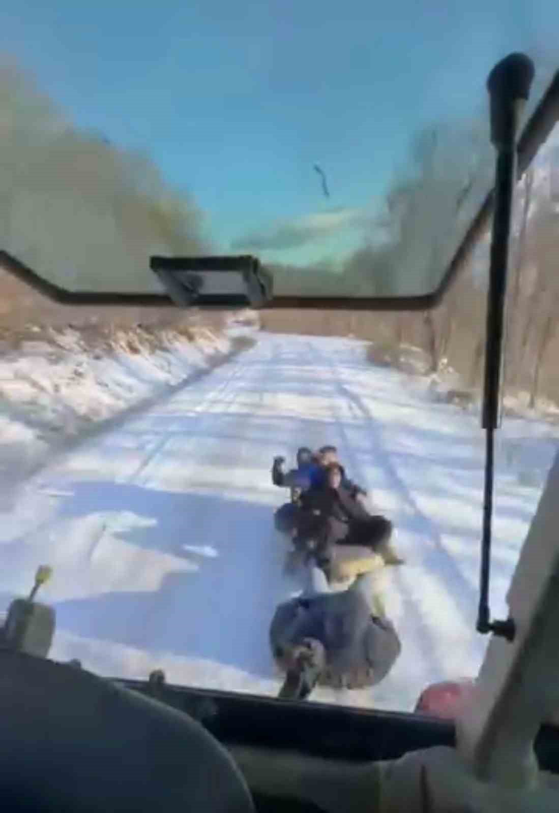 BURSA'DA ÇOCUKLAR TRAKTÖRE BAĞLANAN LASTİKLERLE KARIN KEYFİNİ ÇIKARDI