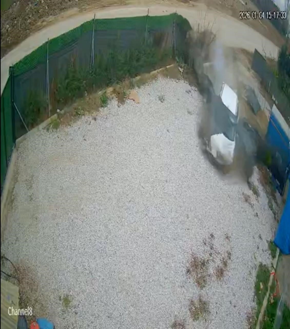 BURSA'DA DİREKSİYON HAKİMİYETİNİ KAYBEDEN SÜRÜCÜ, BAHÇEYE BÖYLE GİRDİ. SÜRÜNÜN ÖLÜMDEN DÖNDÜĞÜ...