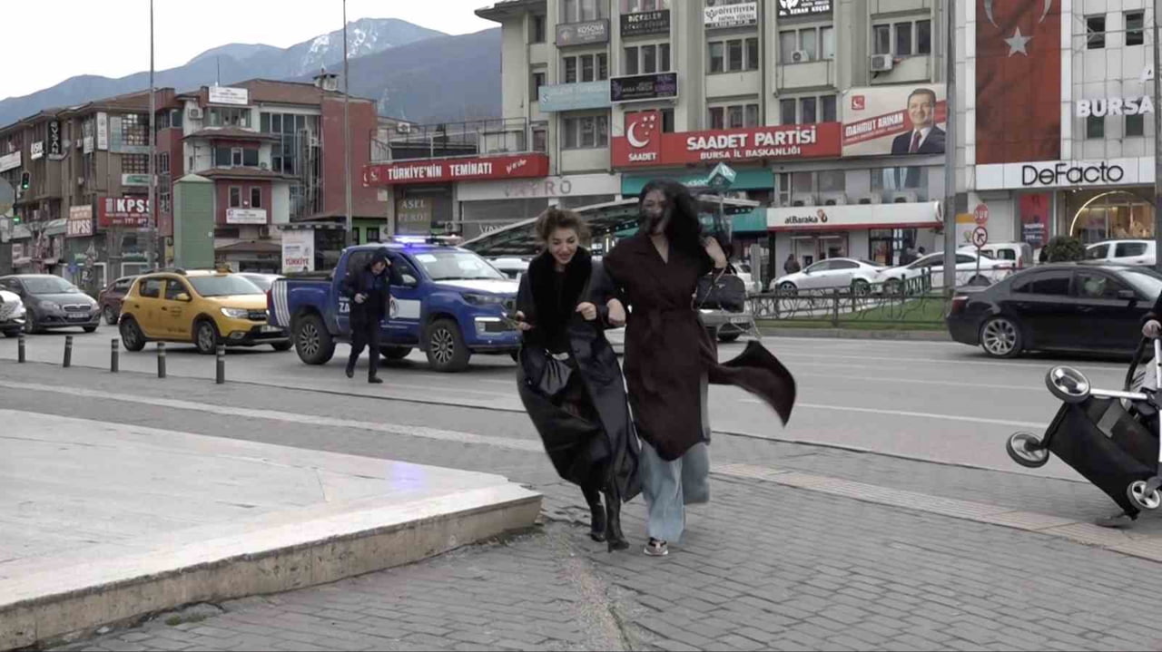 BURSA'DA ETKİLİ OLAN ŞİDDETLİ LODOS, SOKAKTA YÜRÜYEN VATANDAŞLARA ZOR ANLAR YAŞATTI.