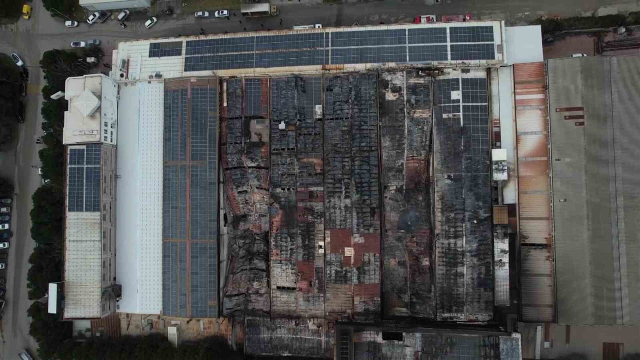 BURSA'DA GECE SAATLERİNDE ALEVLER TESLİM OLAN KİMYASAL KAPLAMA FABRİKASI SABAHIN İLK IŞIKLARINDA...