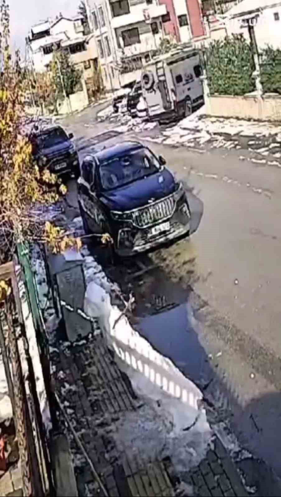 BURSA'DA KAR YAĞIŞININ ARDINDAN KALDIRIM ÜZERİNDE DURAN KARDAN ADAM, GÜNEŞİN ETKİSİYLE ERİYEREK...