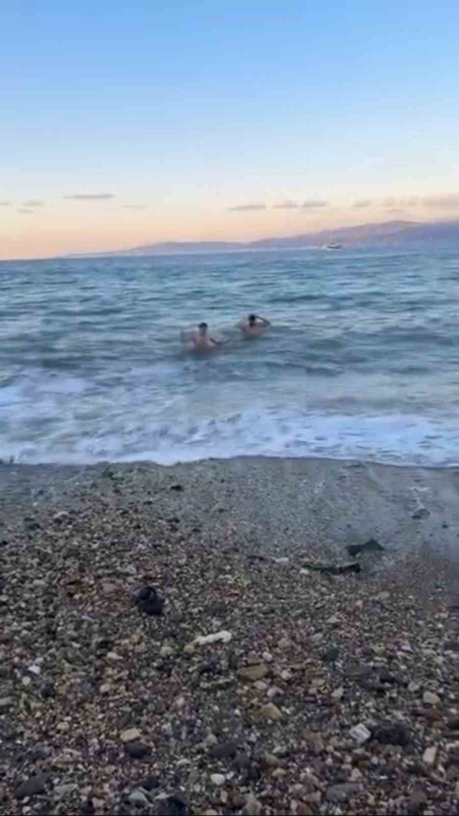 BURSA'DA KAR YAĞIŞIYLA BİRLİKTE HAVA SICAKLIĞININ SIFIRIN ALTINA DÜŞTÜĞÜ KENTTE, BAZI VATANDAŞLAR...