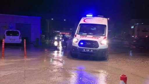 Bursa'da motosiklet yayalara çarptı: 1'i ağır 2 kişi yaralandı