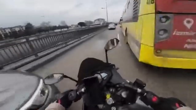 BURSA'DA MOTOSİKLETLİ SÜRÜCÜNÜN ÖLÜMDEN DÖNDÜĞÜ ANLAR KASK KAMERASINA YANSIDI.
