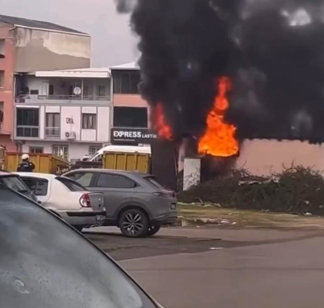 BURSA'DA PATLAMA SONUCU TRAFODA ÇIKAN YANGIN PANİĞE NEDEN OLDU.