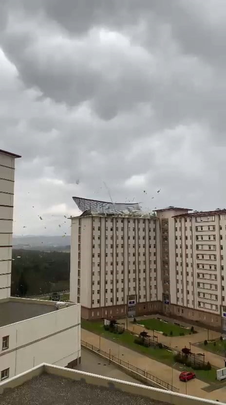 BURSA'DA ŞİDDELİ FIRTINA SEBEBİYLE ULUDAĞ ÜNİVERSİTESİ'NDEKİ YURDUN ÇATISI UÇTU.