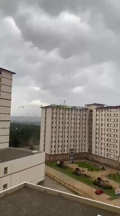 BURSA'DA ŞİDDELİ FIRTINA SEBEBİYLE ULUDAĞ ÜNİVERSİTESİ'NDEKİ YURDUN ÇATISI UÇTU.