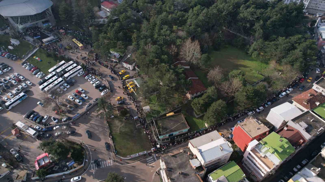 BURSA'DA SOĞUK AMA GÜNEŞLİ HAVAYI DEĞERLENDİRMEK İSTEYENLER, ULUDAĞ'A ÇIKMAK İSTEDİ. HEM BURSA...