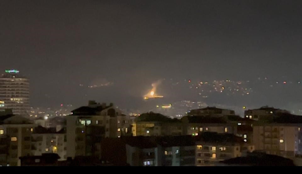 BURSA'DA YENİ YILA GİRERKEN GÖKYÜZÜ BİNLERCE HAVAİ FİŞEKLE AYDINLANDI. SAATLER GECE YARISINI...