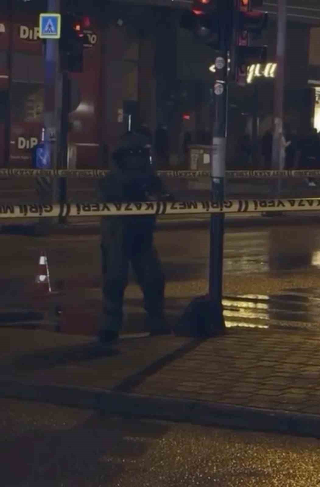 BURSA'DA YOL KENARINA BIRAKILAN ŞÜPHELİ ÇANTA, BOMBA İHBARI ÜZERİNE POLİS EKİPLERİNİ ALARMA...