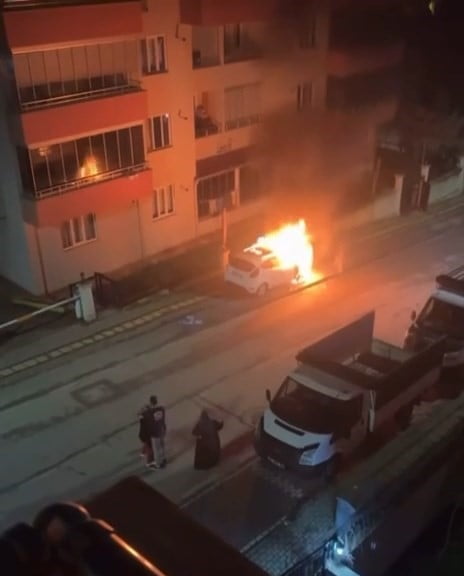 BURSA'NIN FARKLI BÖLGELERİNDEN ALEV TOPUNA DÖNEN OTOMOBİLLER, VATANDAŞLAR TARAFINDAN CEP TELEFONU...