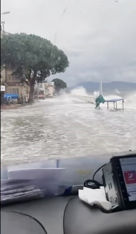 BURSA'NIN GEMLİK İLÇESİNDE ŞİDDETLİ FIRTINA SEBEBİYLE KARA İLE DENİZ BİRLEŞTİ. DENİZDEKİ ÇOK...