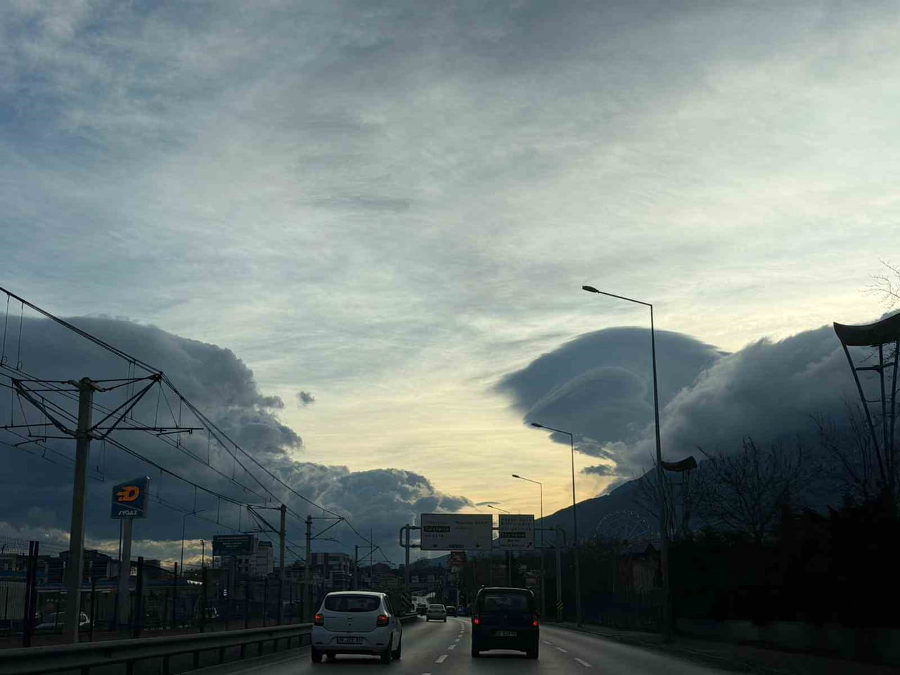 BURSA'NIN GÖKYÜZÜNÜ KAPLAYAN SIRA DIŞI BULUTLAR, GÖRSEL ŞÖLEN OLUŞTURDU.