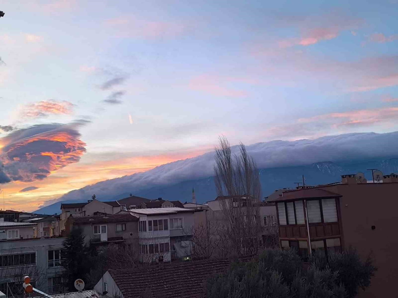 BURSA'NIN GÖKYÜZÜNÜ KAPLAYAN SIRA DIŞI BULUTLAR, GÖRSEL ŞÖLEN OLUŞTURDU.