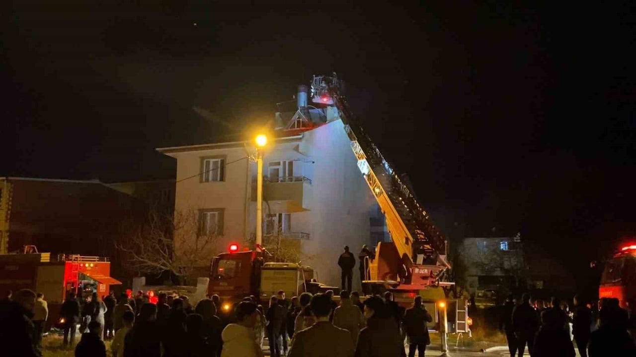 BURSA'NIN İNEGÖL İLÇESİNDE 3 KATLI BİNANIN ÇATISINDA ÇIKAN YANGIN İTFAİYE EKİPLERİNİ HAREKETE...