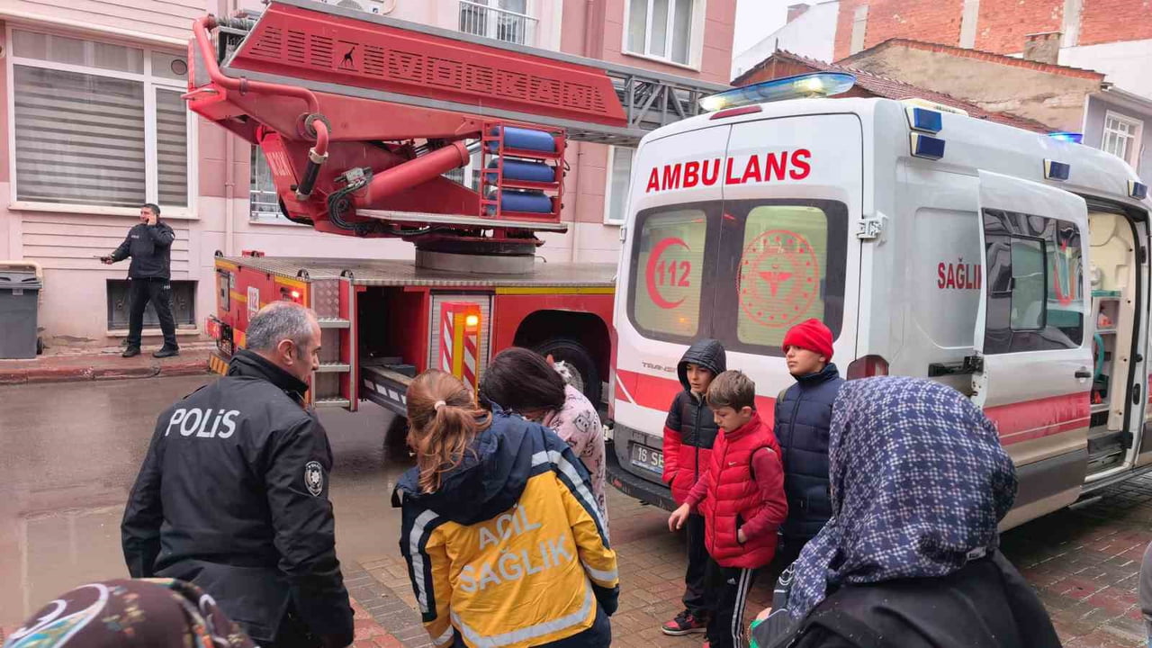 BURSA'NIN İNEGÖL İLÇESİNDE APARTMANIN 3. KATINDA YANGIN MEYDANA GELDİ. İTFAİYE EKİPLERİ TARAFINDAN...