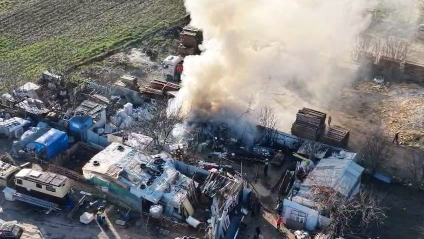 BURSA'NIN İNEGÖL İLÇESİNDE FAALİYET GÖSTEREN BİR GERİ DÖNÜŞÜM (HURDACI) TESİSİNDE YANGIN ÇIKTI....