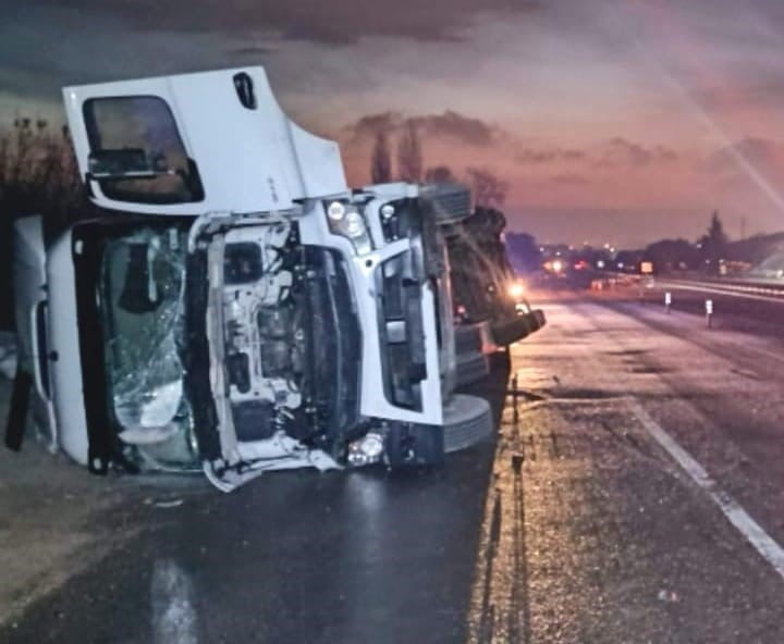 BURSA'NIN İNEGÖL İLÇESİNDE MEYDANA GELEN KAZADA KONTROLDEN ÇIKAN İP YÜKLÜ TIR DEVRİLDİ; SÜRÜCÜSÜ...