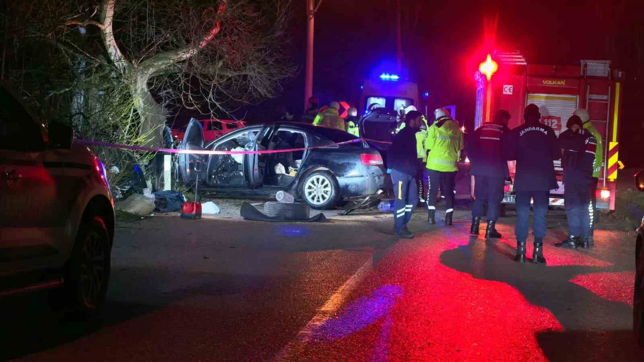 BURSA'NIN İNEGÖL İLÇESİNDE MEYDANA GELEN KAZADA KONTROLDEN ÇIKAN OTOMOBİL AĞACA ÇARPTI; 2 KİŞİ...