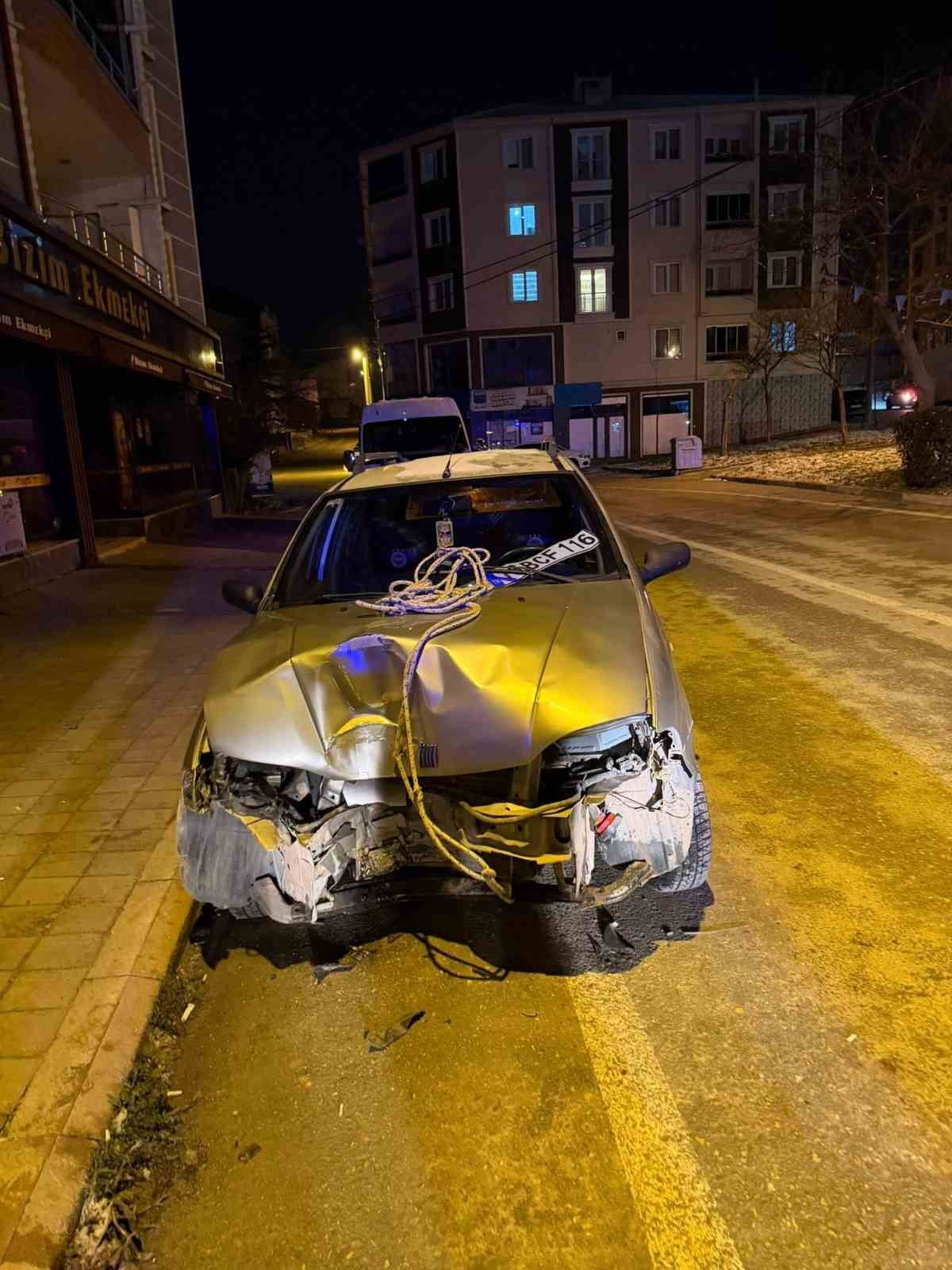 BURSA'NIN İNEGÖL İLÇESİNDE MEYDANA GELEN TEK TARAFLI KAZADA DİREĞE ÇARPAN OTOMOBİLDEKİ 1 KİŞİ...