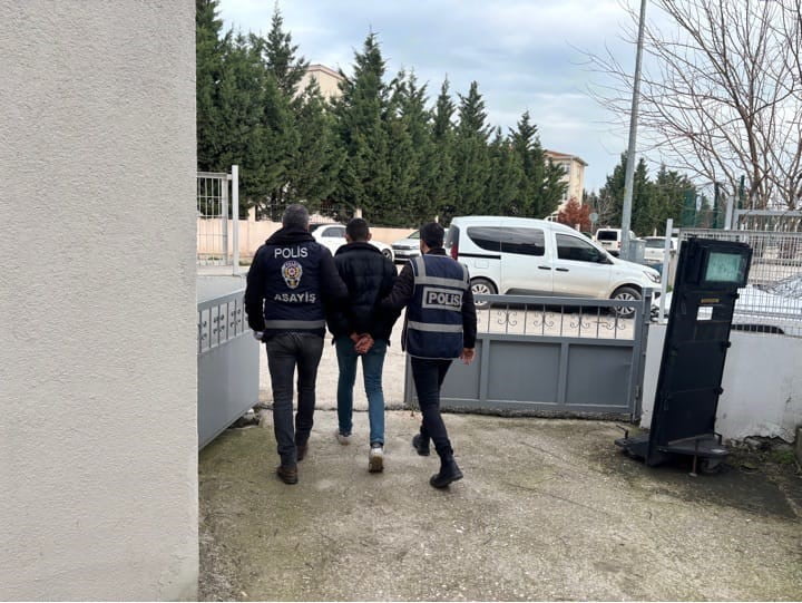 BURSA'NIN KARACABEY İLÇESİNDE, HAKKINDA KESİNLEŞMİŞ 8 YIL 4 AY HAPİS CEZASI BULUNAN ŞAHIS POLİS...