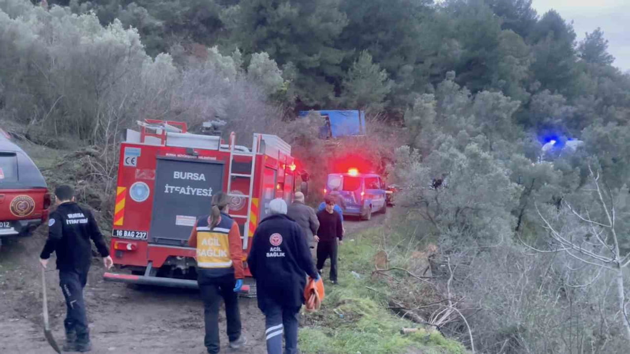 BURSA'NIN MUDANYA İLÇESİNİN TARİHİ KUMYAKA MAHALLESİ'NDE ZEYTİNLİKTEKİ SU KUYUSUNU TEMİZLEMEK İÇİN...