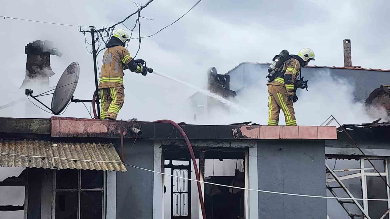 BURSA'NIN MUSTAFAKEMALPAŞA İLÇESİNDE 82 YAŞINDAKİ YAŞLI ADAM EVİNDE ÇIKAN YANGINDA DUMANDAN...