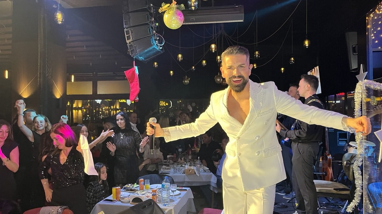 BURSA'NIN SEVİLEN SANATÇISI MEHMET ÇEVİK, YILBAŞI GECESİ BURSALILARA UNUTULMAZ BİR GECE YAŞATTI....