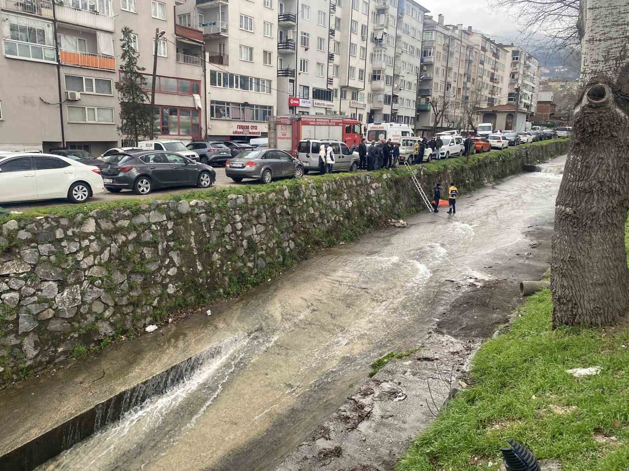 BURSA'NIN YILDIRIM İLÇESİNDE DEREYE DÜŞEN HÜSEYİN C., HAREKETSİZ HALDE YATINCA ÇEVREDEKİLER...