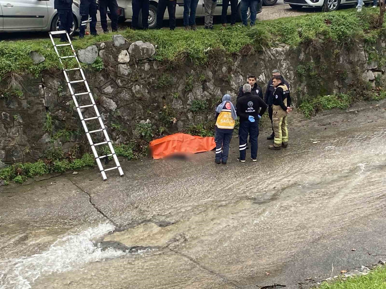 BURSA'NIN YILDIRIM İLÇESİNDE DEREYE DÜŞEN HÜSEYİN C., HAREKETSİZ HALDE YATINCA ÇEVREDEKİLER...