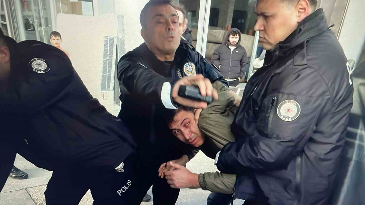 BURSA BÜYÜKŞEHİR BELEDİYE BAŞKANI MUSTAFA BOZBEY’E YÖNELİK DÜN GERÇEKLEŞTİRİLEN FİZİKİ SALDIRI...