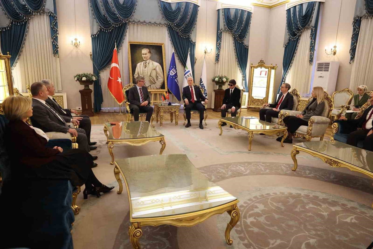 BURSA BÜYÜKŞEHİR BELEDİYE BAŞKANI MUSTAFA BOZBEY, LİTVANYA ANKARA BÜYÜKELÇİSİ MARİUS JANUKONİS’İ...