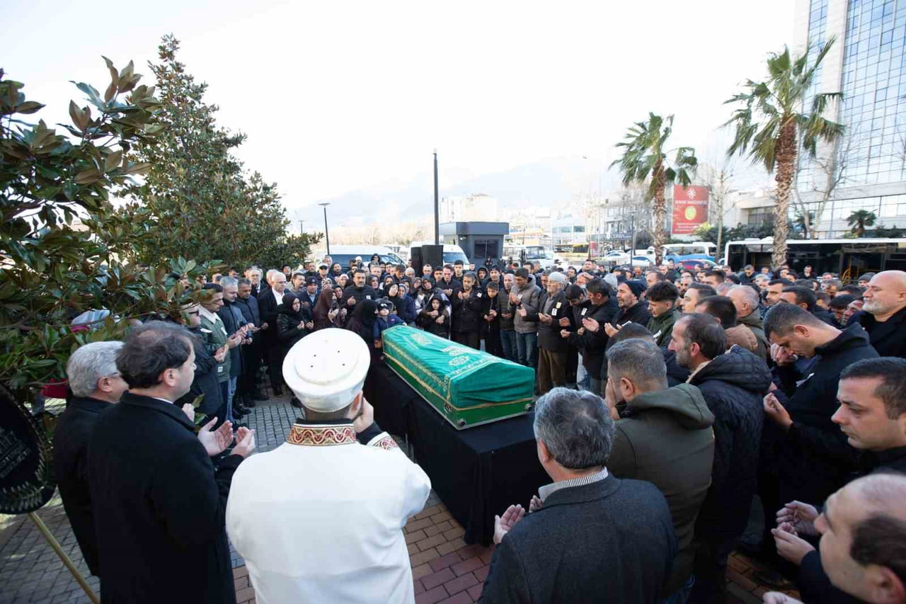 BURSA BÜYÜKŞEHİR BELEDİYESİ BÜNYESİNDE GÖREV YAPAN VE GEÇİRDİĞİ KALP KRİZİ SEBEBİYLE HAYATINI...