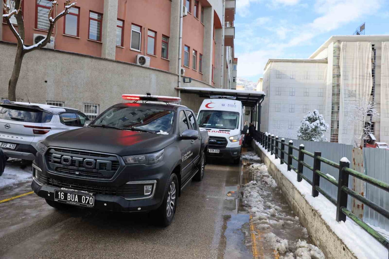 BURSA BÜYÜKŞEHİR BELEDİYESİ EKİPLERİ, YOĞUN KAR YAĞIŞI NEDENİYLE TEFERRÜÇ MAHALLESİ’NDEKİ EVİNİN...