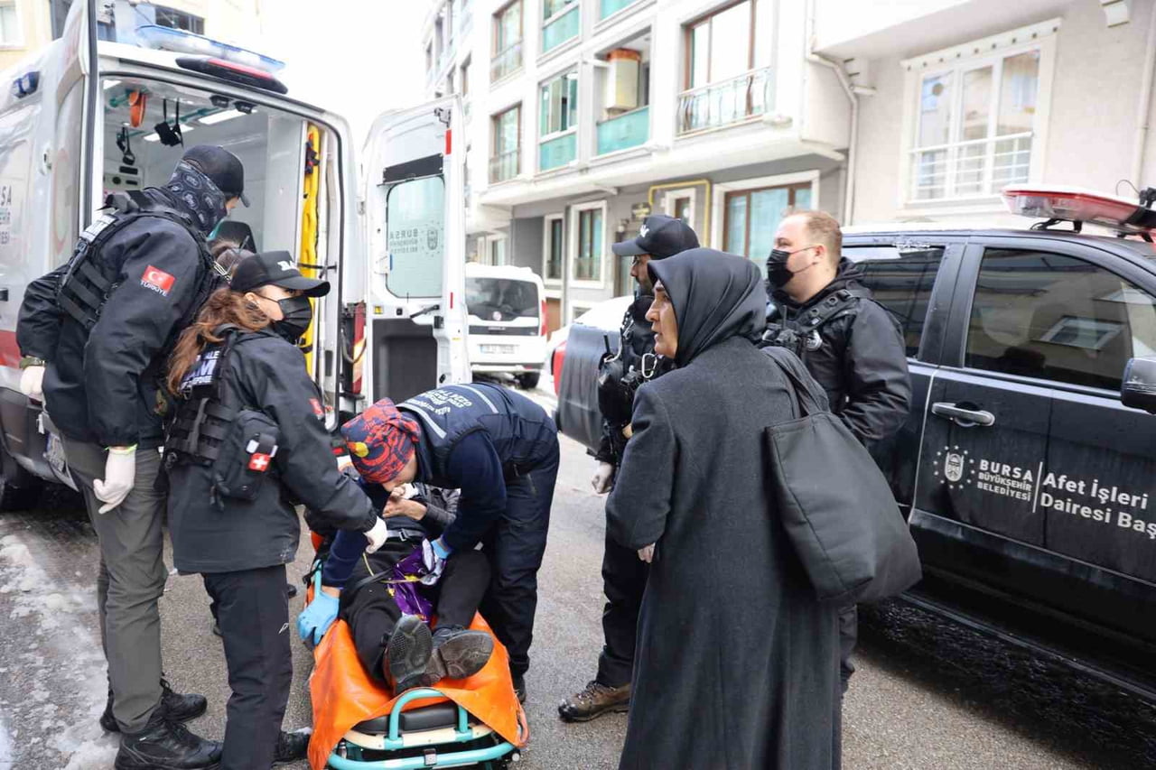 BURSA BÜYÜKŞEHİR BELEDİYESİ EKİPLERİ, YOĞUN KAR YAĞIŞI NEDENİYLE TEFERRÜÇ MAHALLESİ’NDEKİ EVİNİN...