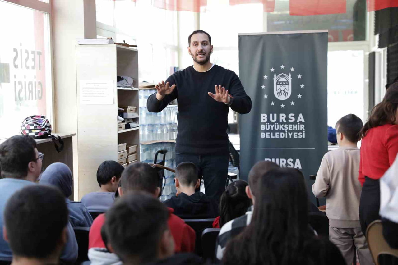 BURSA BÜYÜKŞEHİR BELEDİYESİ, GÖRME ENGELLİ BİREYLERİN KELİMELERLE HAYAL KURDUĞU, SESLERLE DÜNYAYI...